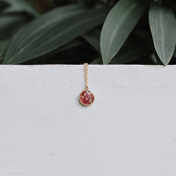 Le Bijou Enchanté de Noël - Pendentif Poétique aux Pétales de Rose et Feuilles d'Or 24K – Cadeau Magique et Raffiné