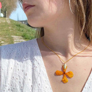 Collier avec pendentif fleur entière